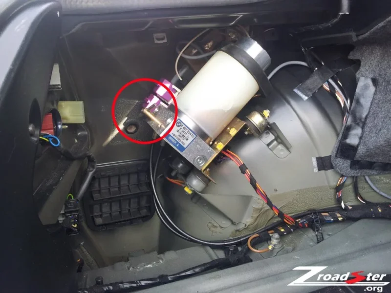 BMW_Z3_Hood_Release_01.webp