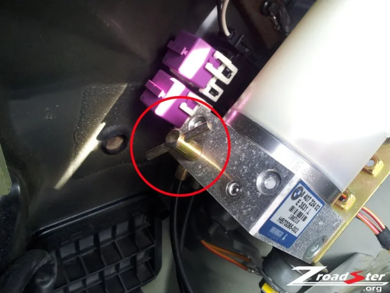 BMW_Z3_Hood_Release_02.webp