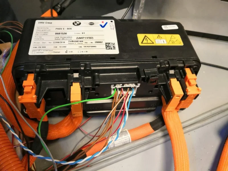 bmw_phev_s_box_connectors.webp