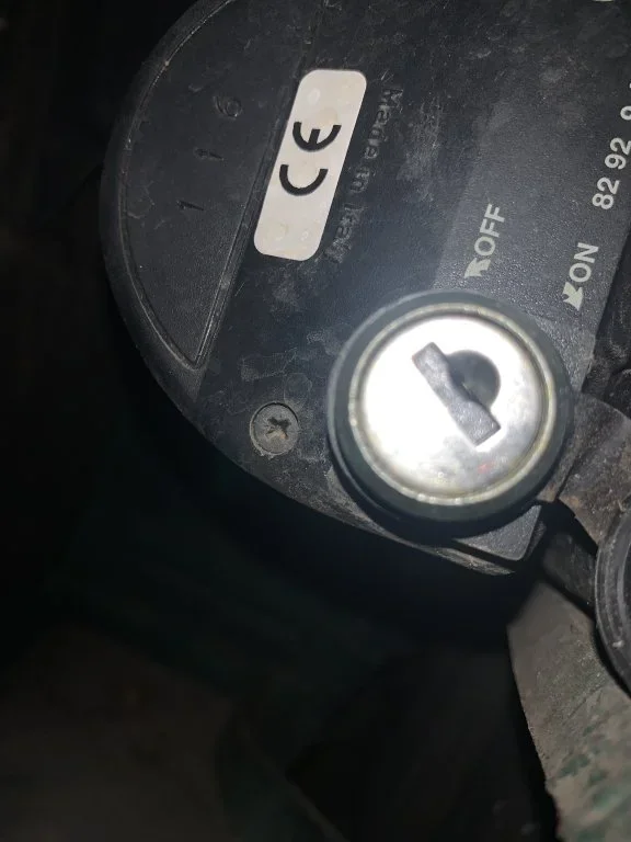 BMW Z3 car alarm on off switch key slot.webp