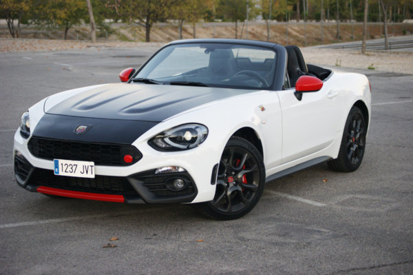 10Abarth_124_spider_motorpoint.jpg