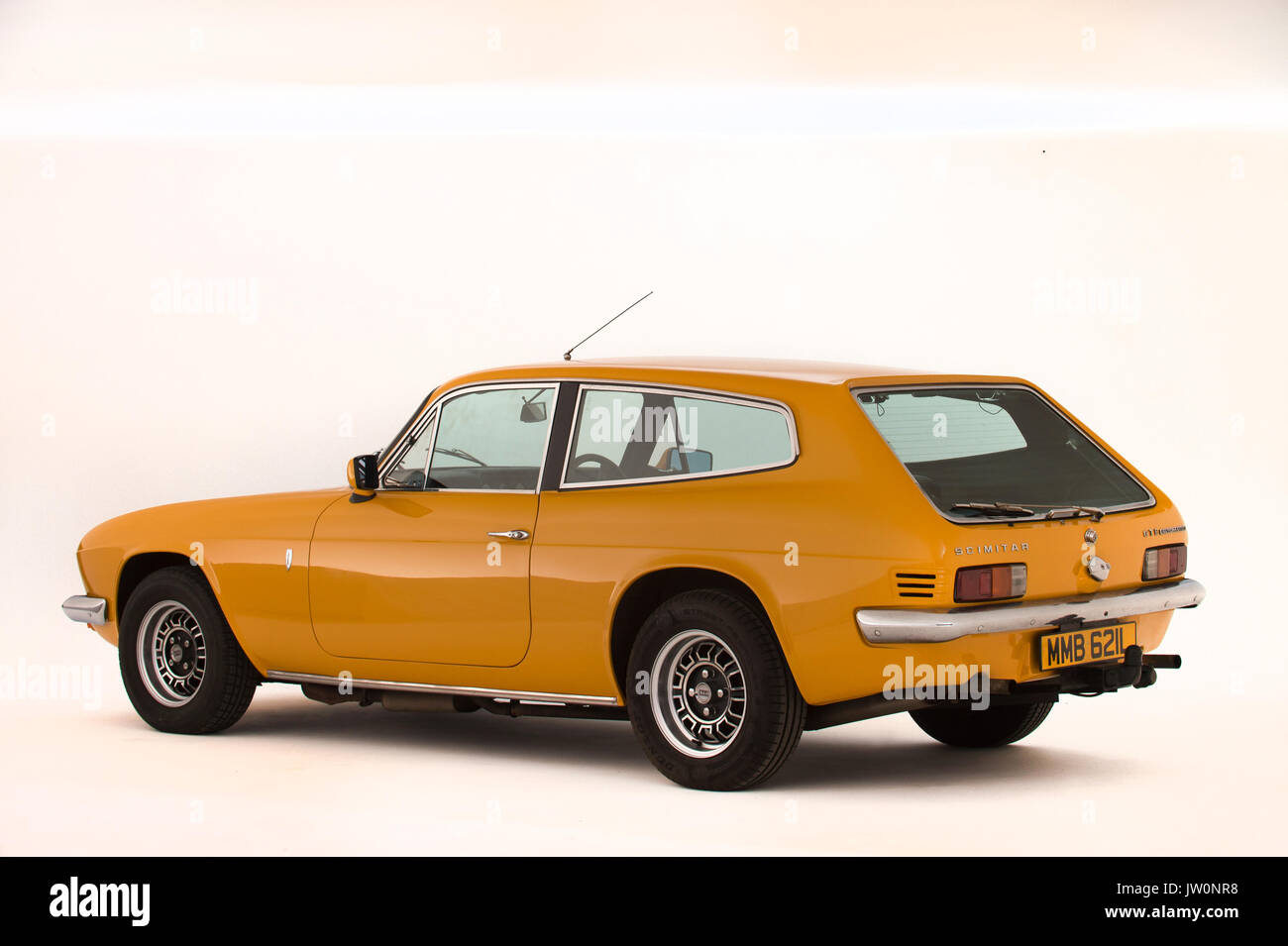 1972-reliant-scimitar-gte-JW0NR8.jpg